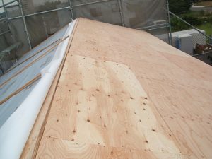 ⑮-3 《屋根工事》野地板の上に新設の針葉樹合板を張り増し。