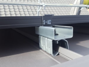 ⑮-7 《屋根工事》太陽光パネルの架台は屋根の鋼板ハゼ部分にしっかりと固定。