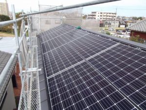 ⑮-6 《屋根工事》完成した屋根に太陽光パネルを設置。