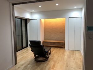 元々和室だった部屋をリビングにしました<br />
テレビを置く予定のスペースです<br />
テレビ台の奥にエコカラットを施工しました<br />
天井に仕込んだ間接照明による陰影がキレイです