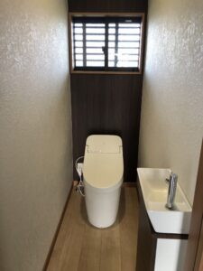 リフォーム後のトイレです<br />
手洗い器を設置してタンクレストイレにしました<br />
掃除もしやすくスッキリとした仕上がりになりました<br />
