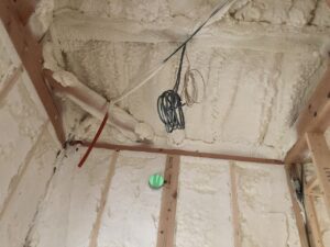 壁・天井ともにウレタンの吹き付け断熱を施工してます<br />
見えなくなってしまいますが、屋根面にはスペーサーにより通気層を確保しています