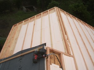 屋根を下ろした際に下地を組み直し、屋根面を補強しつつ、断熱材を施工。
