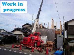 既設の建物を包み込むように壁を起こします