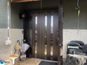 玄関引戸を交換しました<br />
外壁のやり替えを伴わないカバー工法という施工方法です<br />
断熱性、防犯性、意匠性が大きく向上します<br />
<br />

