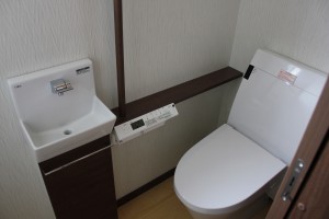 使い易いようにトイレには手洗いカウンターを設けました。