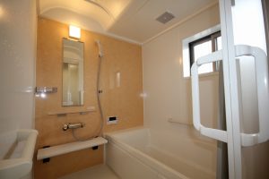 工事後の浴室です。<br />
増築した部分をうまく使い、１坪のユニットバス（クリナップ）にしました。<br />
メンテナンスが大変楽で、保温性も抜群です。<br />
<br />
