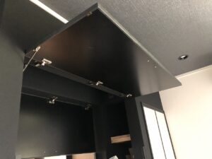 水槽上部の扉はエサやりなどをしやすいように上に開くようにしました<br />
