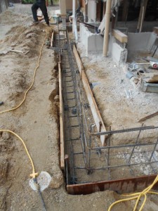 増築部は有筋コンクリート布基礎で補強をします。