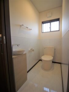 1階のトイレです<br />
汚れやすいトイレの壁や床にはタカラスタンダード製のホーローパネルを貼りました