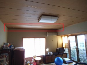 雨漏りで梁がシロアリの被害にあってたので、和室側から補強をしました。小屋組みが上にある為、内側に新しく梁を入れて、腐食した梁の代わりにすると共に、小屋組みを新たに支えました。