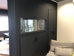 水槽を入れました<br />
水を入れると40㎏近くになるため下地にも気を使いました<br />
