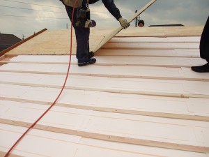 小屋裏空間を、吹抜け、ロフトに利用するため、土を下した分の減った断熱性の向上のため屋根断熱の施工をしています。屋根土を撤去し釘打の瓦とする事で以前と比べ随分軽い屋根となり、耐震性も向上します。