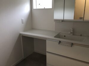 洗面台を新しくしました<br />
パナソニックのシーラインです<br />
洗面台のカウンターに合わせて窓の位置を変更しました