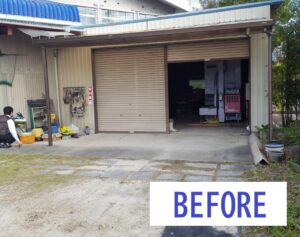 《施工前》車庫の中に大型の設備や資材があるため 既設の屋根を撤去せずに改修。