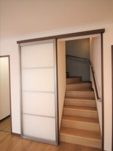リビング階段には扉を設けました<br />
音が伝わりにくいように、また、冷暖房効率を上げるため、仕切ることができます