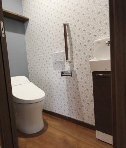ご両親の寝室のトイレには バリアフリー仕様の引き戸を採用。