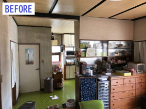 《施工前》居間：床や壁、ガラス戸の造作棚（写真右側）が時代を感じさせます。