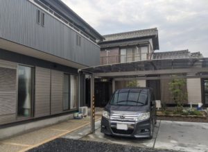 元あった離れ（敷地内 東側）を解体し、西側に離れを新築したことにより空いたスペースを駐車場に。このことにより日当たりの良い母屋と離れになりました。