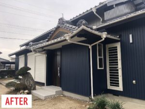 【AFTER】屋根には太陽光発電（5.24kw）を設置。 外壁はダークブルー色のガルバニウム成型鋼板。サッシと樋のホワイトがアクセントに。