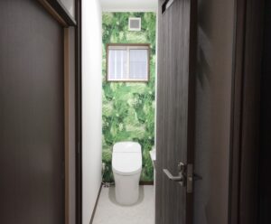 暗くなりがちなトイレがトロピカルなアクセントクロスで楽しく明るい空間に。