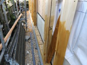 過去のリフォームで2階を増築。通柱がない2階建てになっていた為、外部に新しく耐力壁をつくります。