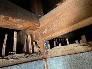 壁を補強した事で補強箇所の柱には大きな引き抜け力かかります<br />
そのため、柱頭・柱脚にそれぞれ柱金物を取り付け柱の引き抜けを防ぎます<br />
金物は引き抜け力に合わせて選定されます <br />
強さに合わせてに「い・ろ・は・・・・」と表記されます<br />
写真は「ほ」に該当する金物です<br />
