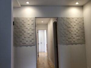 玄関ホールにエコカラットを施工しました<br />
ぐっとオシャレになりますね