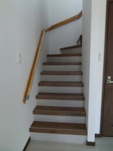 痛んだ階段を既設の上からかぶせるリフォーム用階段を施工しました。