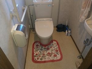 以前のトイレです <br />
とくに困っていたわけではないですが、<br />
なんとなく古い感じがしてイヤとの事でした