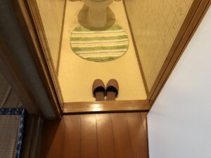 工事前のトイレの入口です<br />
敷居分の段差がありました