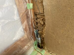 大きな力がかかる柱には基礎～土台～柱を固定する為のホールダウン金物を取付けます