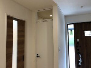 トイレに扉です<br />
窓を設けなかった代わりに廊下側から光を取り入れるためのランマを採用しました