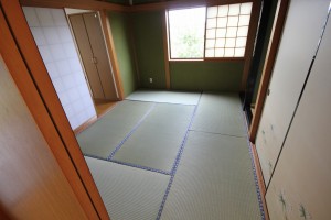 浴室、脱衣場が広くなった分、和室の収納を縮めてます。畳の表替えをしました