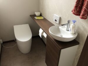 リフォーム後のトイレです<br />
スッキリしたタンクレストイレにしました<br />
（LIXIL  サティス）