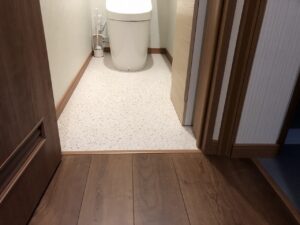 工事後のトイレの入口です<br />
バリアフリーになりました