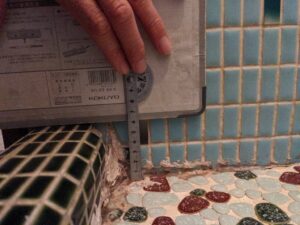 リフォーム前の浴室の入り口段差です<br />
段差の解消は手すりの取り付け等と併せて介護保険住宅改修の対象となります