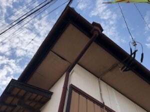 工事前の軒裏です<br />
めくれかかっている状態でした
