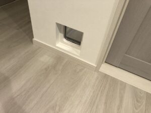 熱帯魚の他に先住猫がいました<br />
猫ちゃん用にペットドアをいくつか取付させていただきました