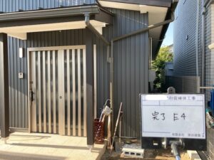 完成した玄関<br />
開閉しやすく、お住まいの雰囲気にぴったりな高級感のある引戸に