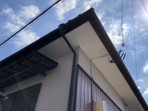 工事後の軒裏です<br />
ケイカル板（ケイ酸カルシウム板）に張替え、塗装をしました