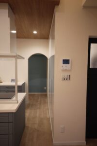 通路の垂れ壁をアーチ状に仕上げました 大工さんの腕の見せ所です