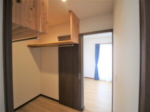 ご兄弟のお部屋は、真ん中のウォークインクローゼットを通じて行き来できるようにしました