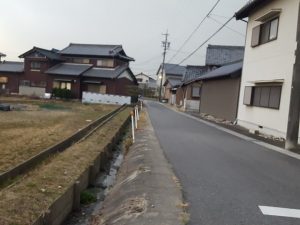 現況の畑です。不整形で、道路よりも低く段差処理が必要でした。また、畑に行くのに水路を渡る必要がありました。