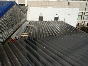 「カバー工法」により新規の折半屋根を設置。