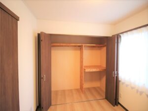 ご主人のお部屋です<br />
お仕事柄スーツなどが多く、御意向を伺い収納を計画しました