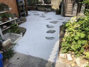アプローチの飛び石につまづいて危険だったため土間コンクリートで埋めて安全に行き来できるようにしました<br />
飛び石を撤去する案もありましたが、コンクリートだけでは殺風景で寂しいということで残して埋めました<br />
