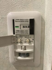 リフォームの際のちょっとしたご提案です<br />
トイレの電気のスイッチを人感センサー付にする事で戸を開ければ明るくなり消し忘れも無くなります<br />
廊下などの通り抜けるスペースにも大変便利です