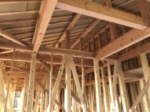 昔ながらの木造の小屋組み工法です<br />
桧の柱を使用しています<br />
屋根面には屋根断熱の通気層を確保するためにスペーサーを施工しています