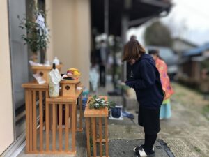 工事前にはお祓いを行いました。 <br />
原田建築ではいつも地元（みよし市明知町）の神主さんにお願いしています